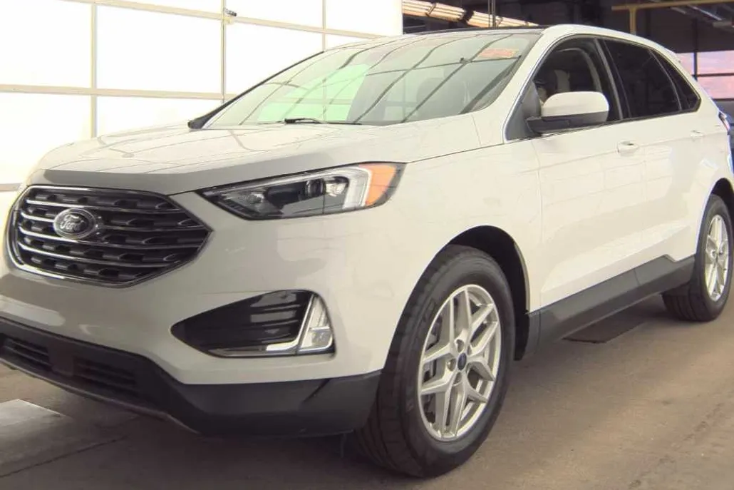 2022 Ford Edge SEL photo 1