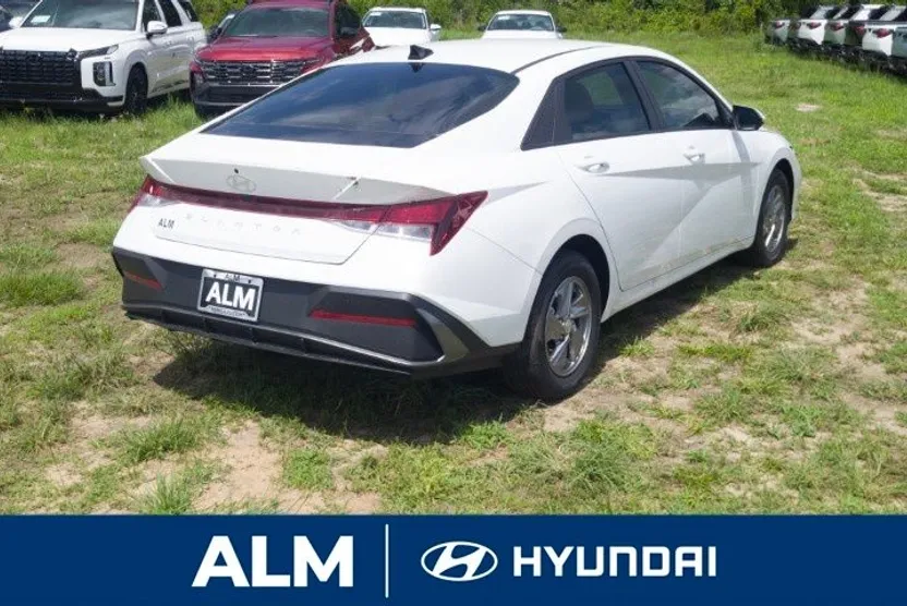 2025 Hyundai Elantra SE photo 1