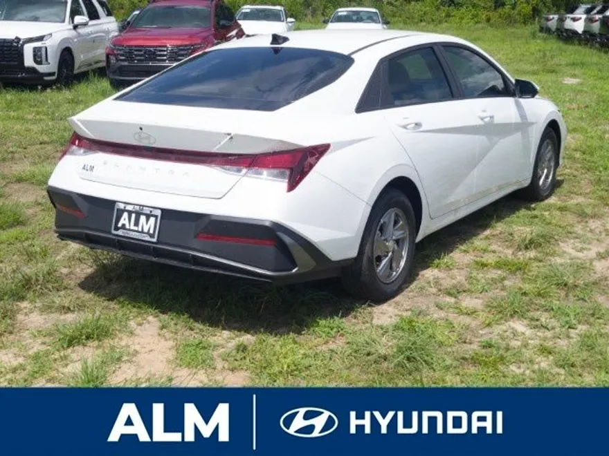 2025 Hyundai Elantra SE photo 1