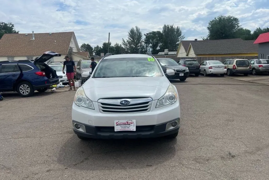 2010 Subaru Outback 2.5i Premium photo 1
