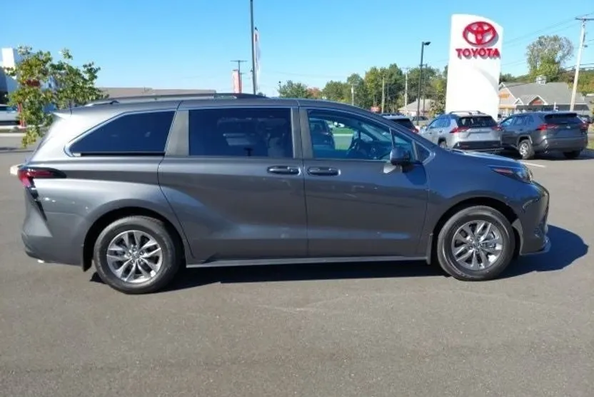 2025 Toyota Sienna LE photo 1