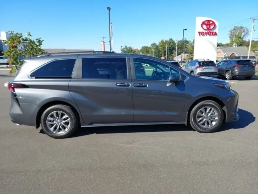 2025 Toyota Sienna LE photo 1