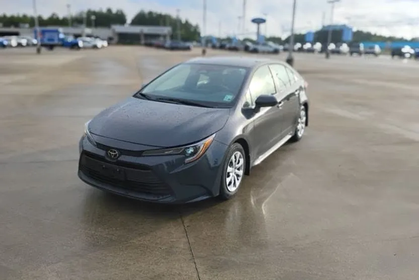 2023 Toyota Corolla LE photo 1
