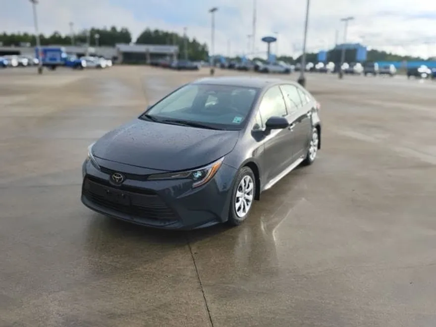 2023 Toyota Corolla LE photo 1