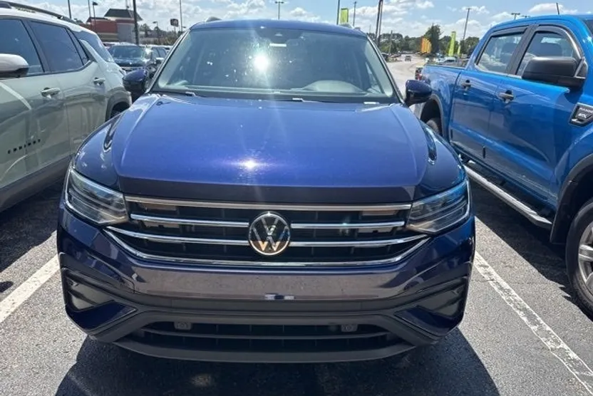 2023 Volkswagen Tiguan SE photo 1