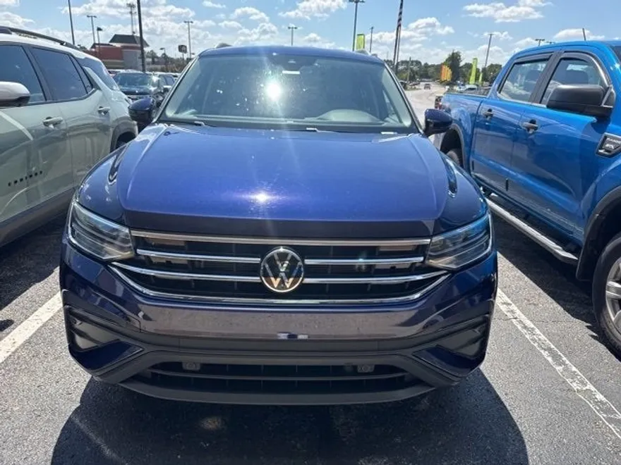 2023 Volkswagen Tiguan SE photo 1