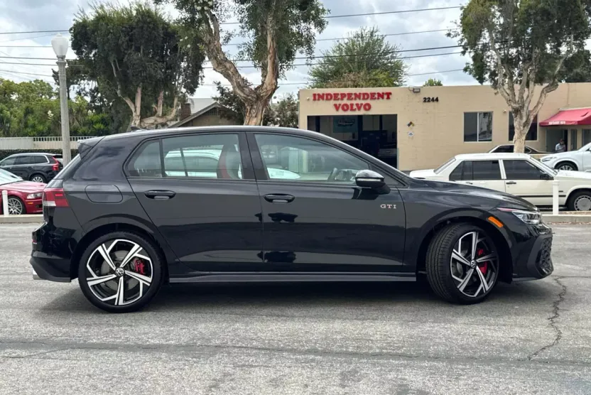 2025 Volkswagen Golf GTI SE photo 1