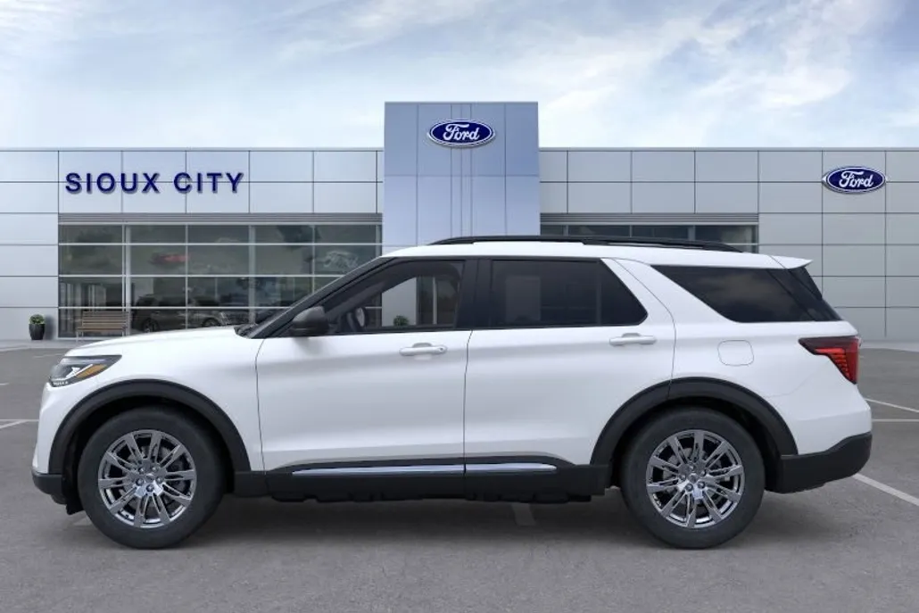 2025 Ford Explorer photo 1