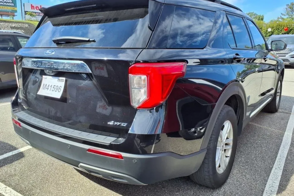 2023 Ford Explorer XLT photo 1