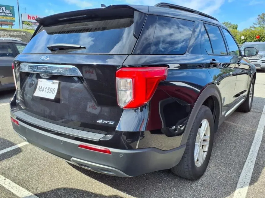 2023 Ford Explorer XLT photo 1