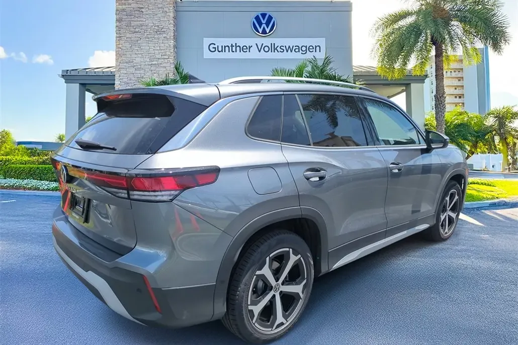 2025 Volkswagen Tiguan SE photo 1