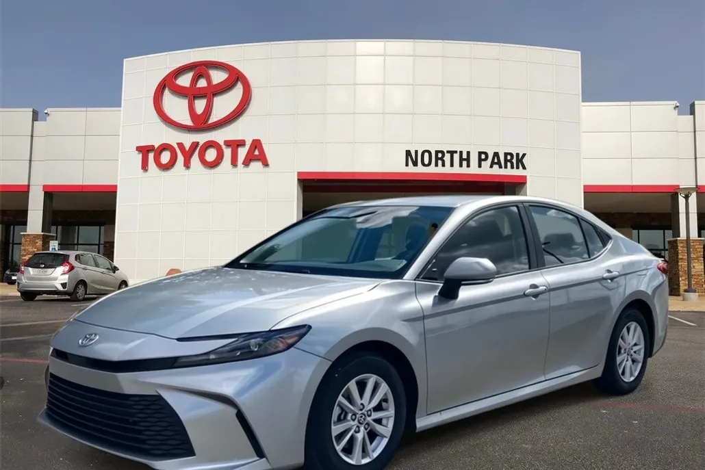 2025 Toyota Camry LE photo 1