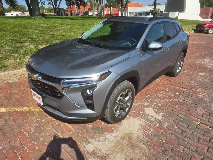 2025 Chevrolet Trax LT photo 1