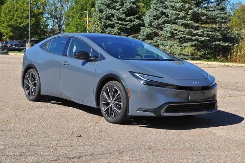 2023 Toyota Prius XLE photo 1