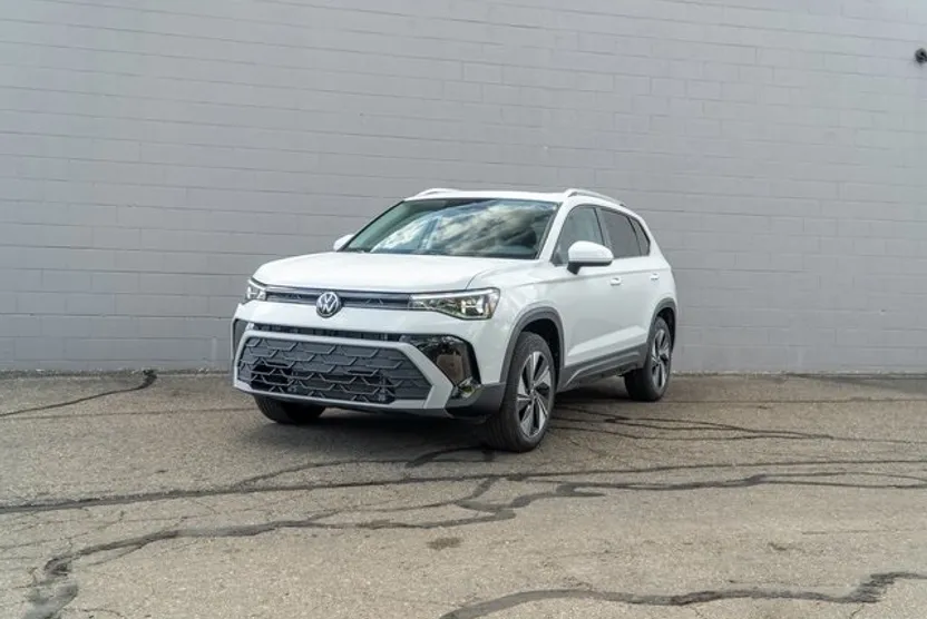 2025 Volkswagen Taos SE photo 1