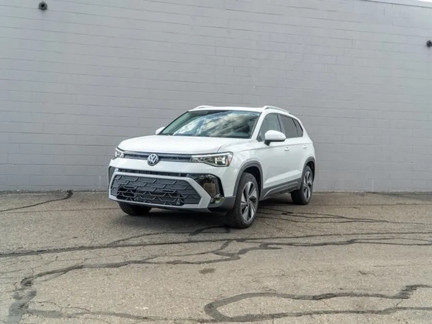 2025 Volkswagen Taos SE photo 1
