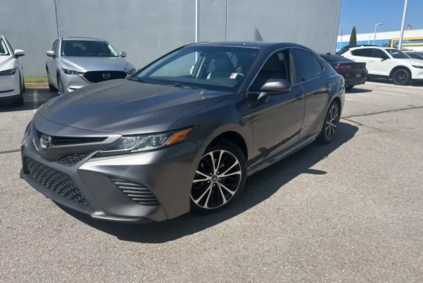 2018 Toyota Camry SE photo 1