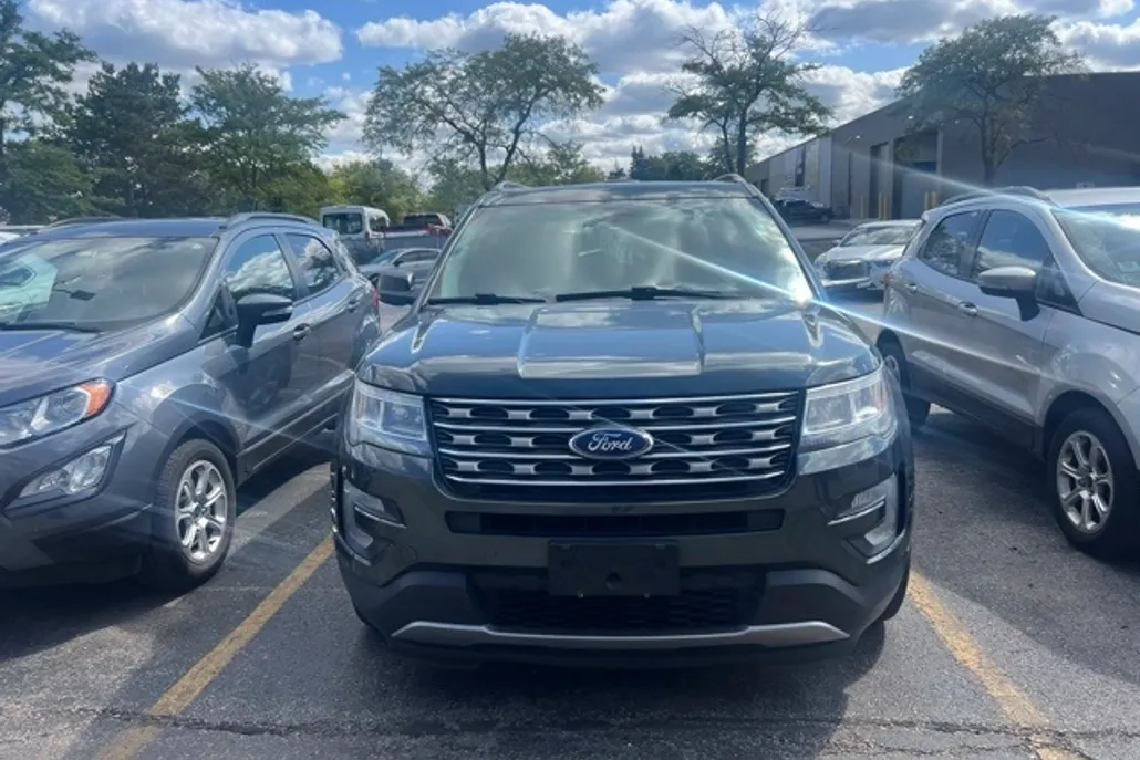 2016 Ford Explorer XLT photo 1