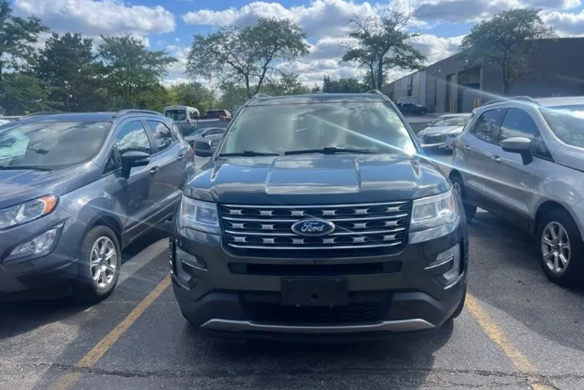 2016 Ford Explorer XLT photo 1