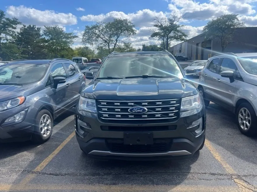 2016 Ford Explorer XLT photo 1