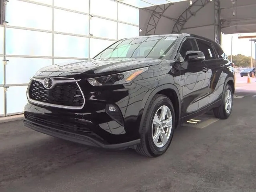 2022 Toyota Highlander LE photo 1