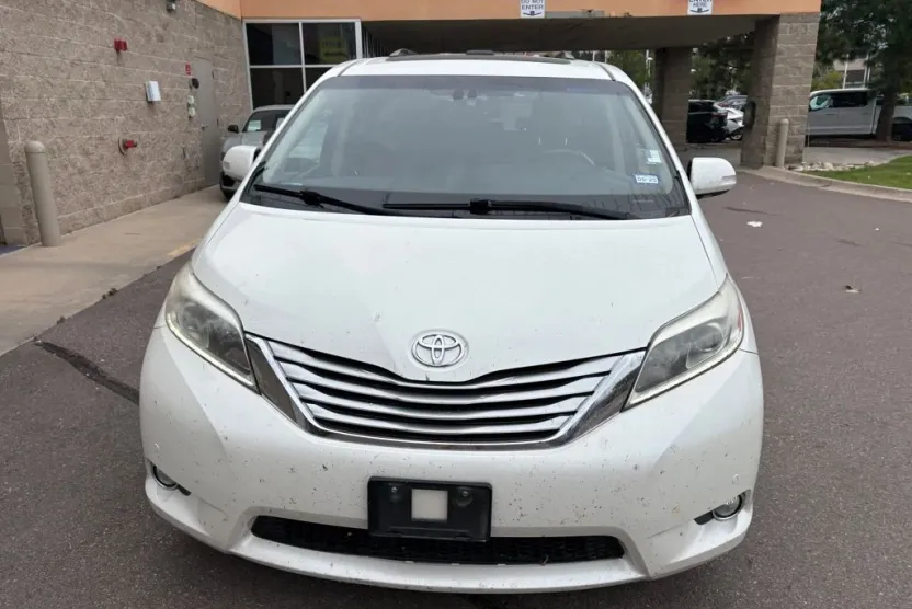2017 Toyota Sienna L photo 1