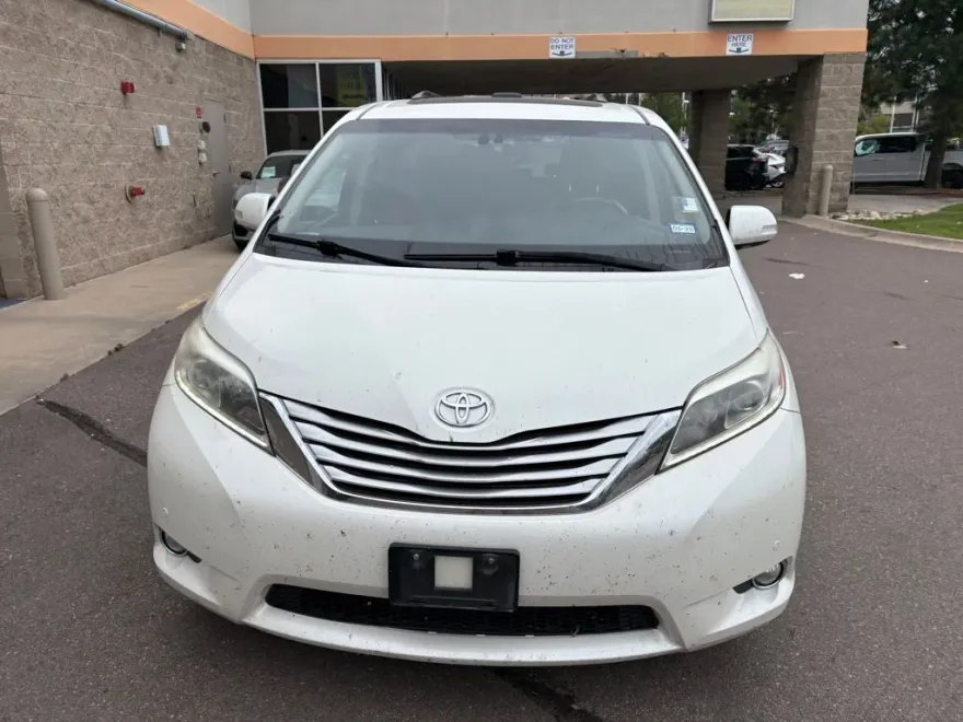 2017 Toyota Sienna L photo 1