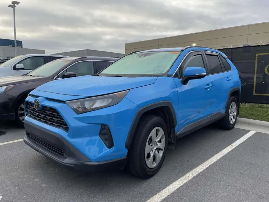 2019 Toyota RAV4 LE photo 1