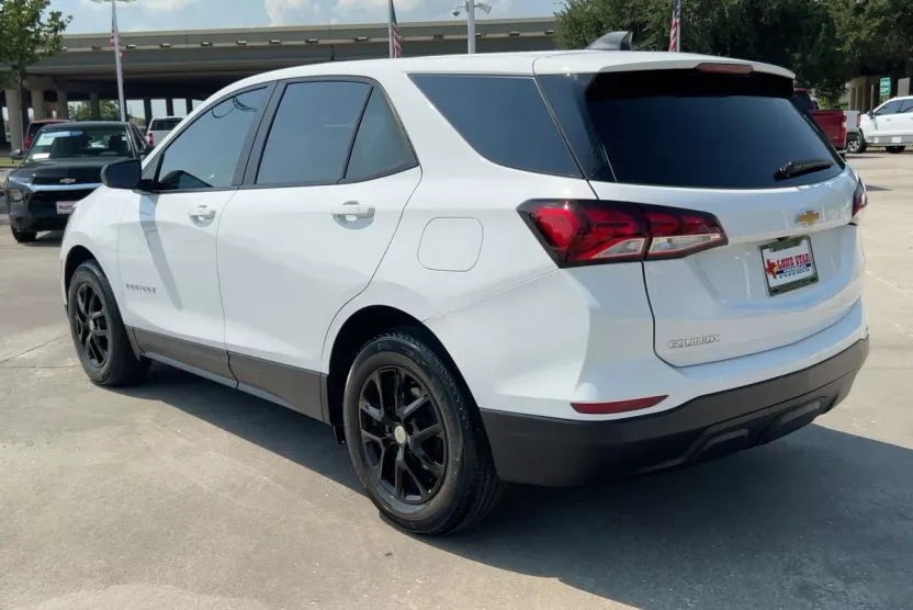 2023 Chevrolet Equinox LS photo 1