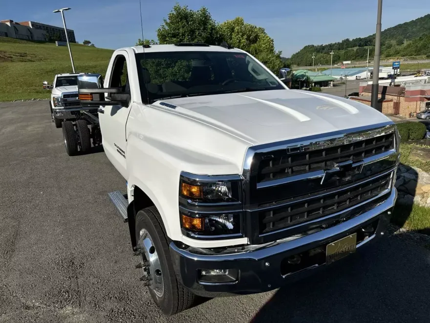 2024 Chevrolet Silverado 6500HD LT photo 1