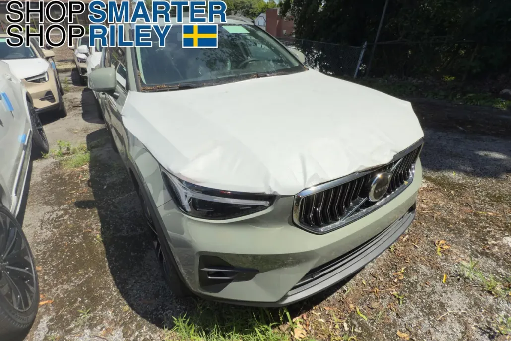 2025 Volvo XC40 photo 1