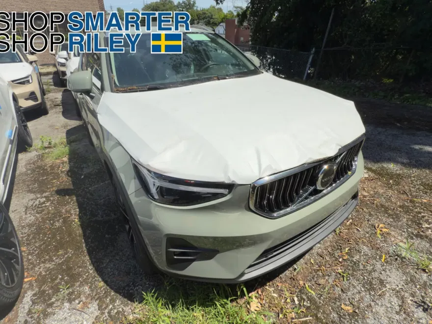 2025 Volvo XC40 photo 1