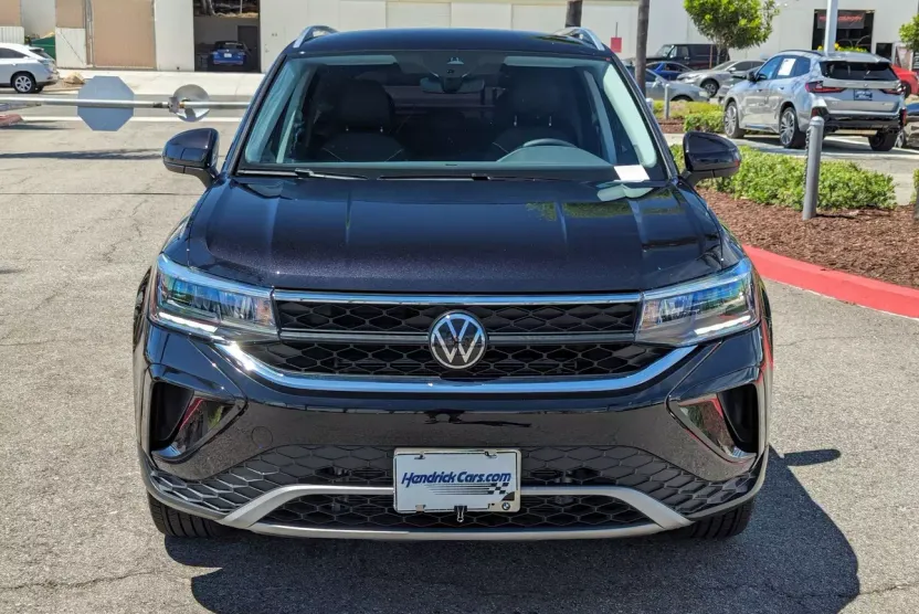 2024 Volkswagen Taos SE photo 1