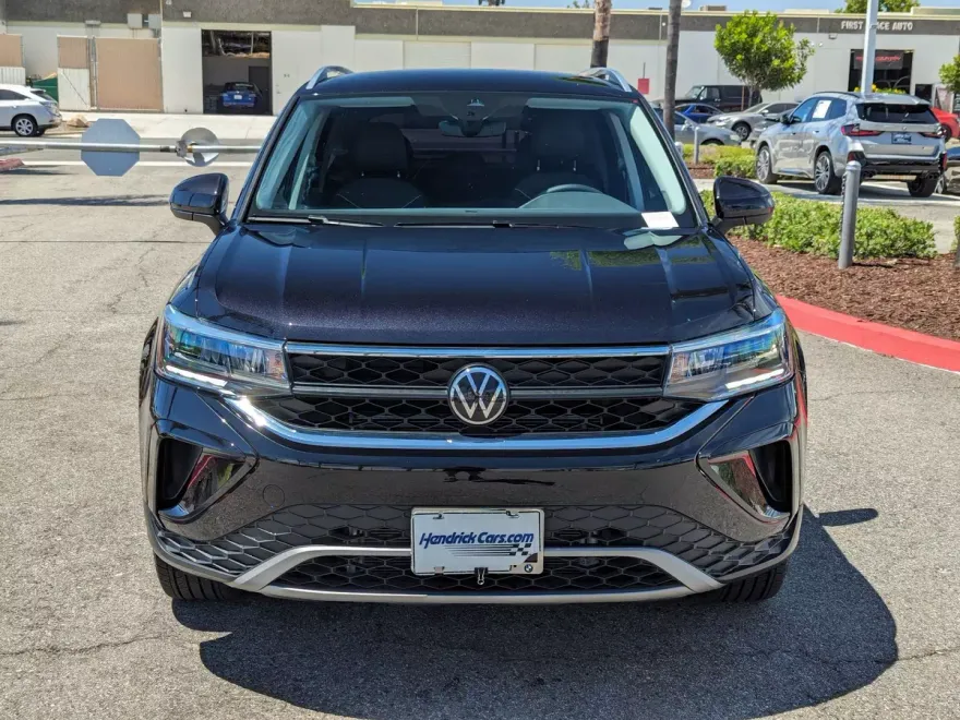 2024 Volkswagen Taos SE photo 1