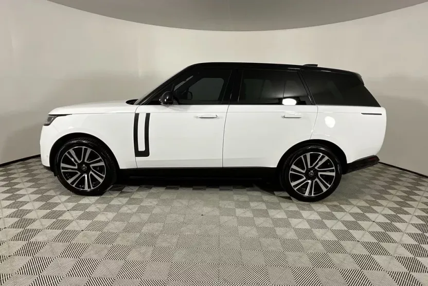 2023 Land Rover Range Rover SE photo 1