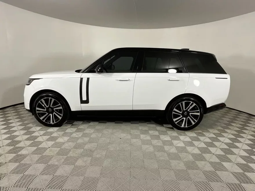 2023 Land Rover Range Rover SE photo 1