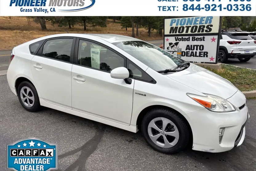 2015 Toyota Prius Two photo 1