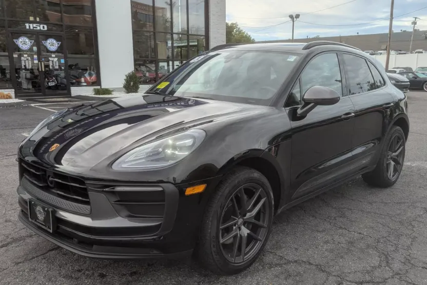 2023 Porsche Macan T photo 1