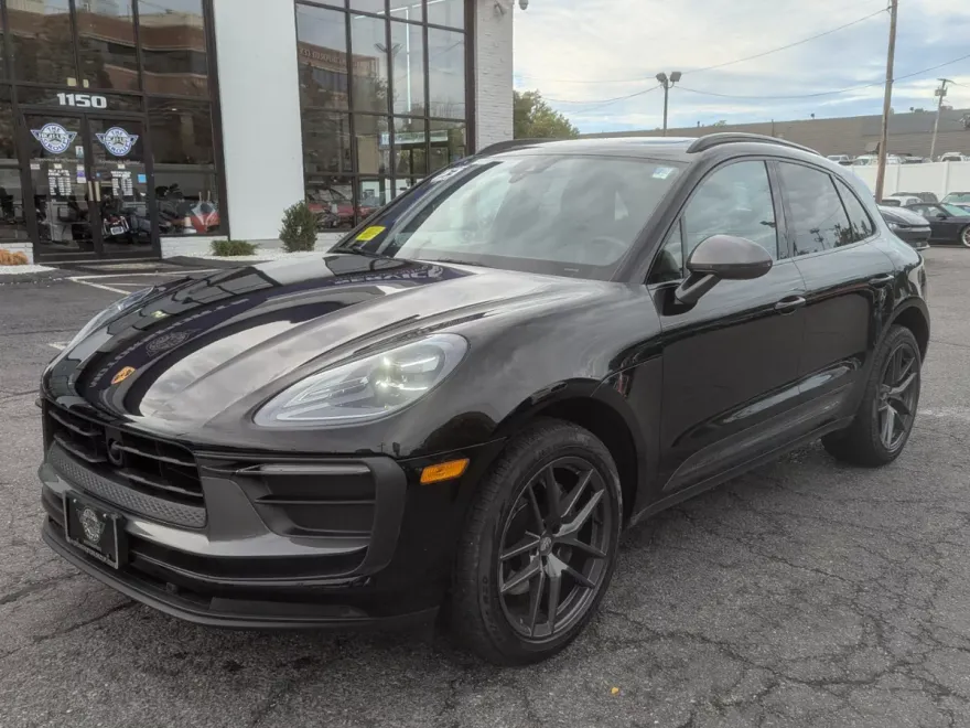 2023 Porsche Macan T photo 1