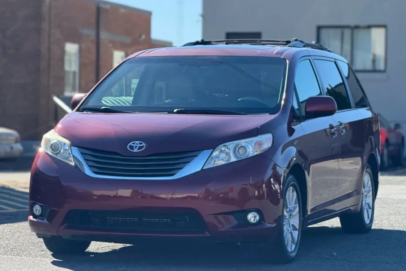 2011 Toyota Sienna Limited photo 1