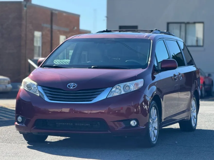 2011 Toyota Sienna Limited photo 1