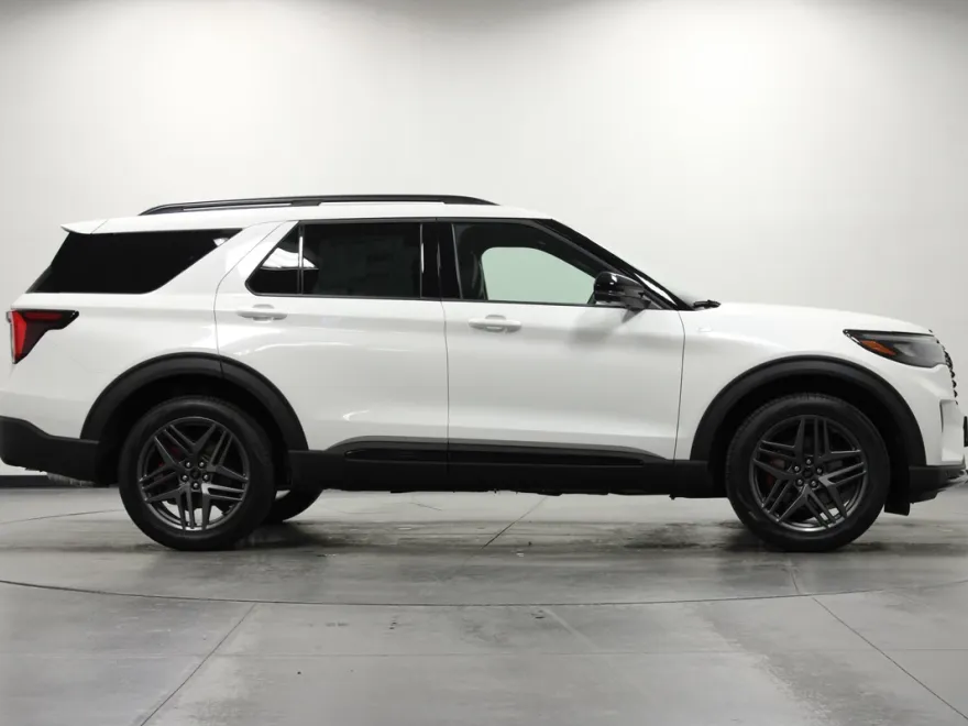 2025 Ford Explorer ST-Line photo 1