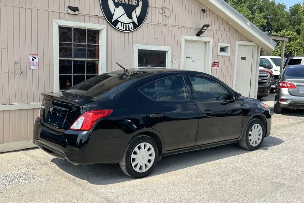 2018 Nissan Versa SV photo 1