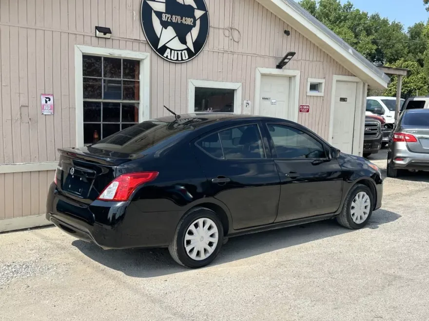 2018 Nissan Versa SV photo 1
