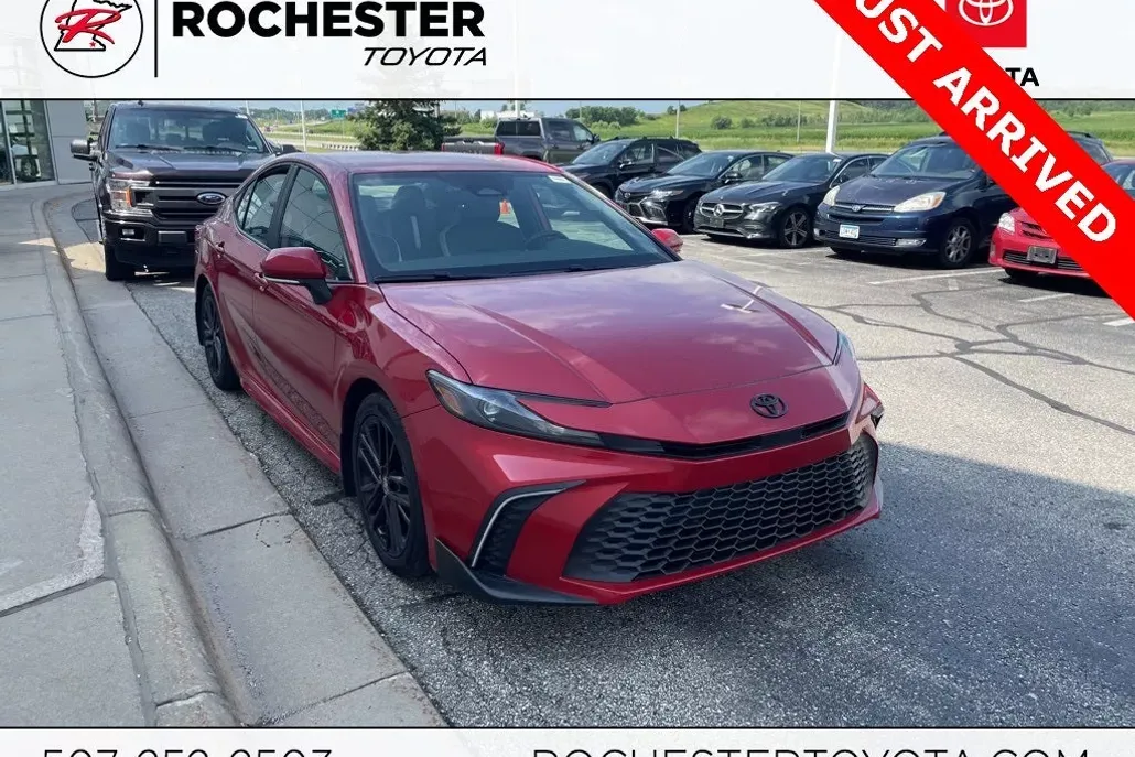 2025 Toyota Camry SE photo 1