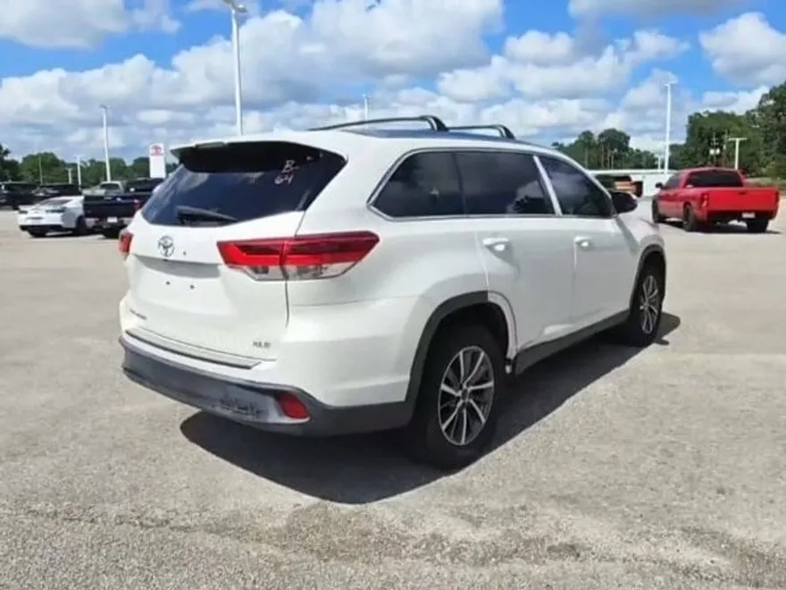 2019 Toyota Highlander XLE photo 1