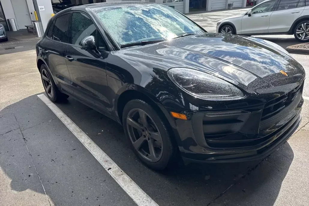 2023 Porsche Macan T photo 1