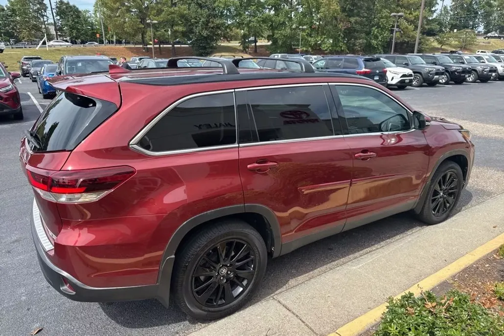 2019 Toyota Highlander SE photo 1