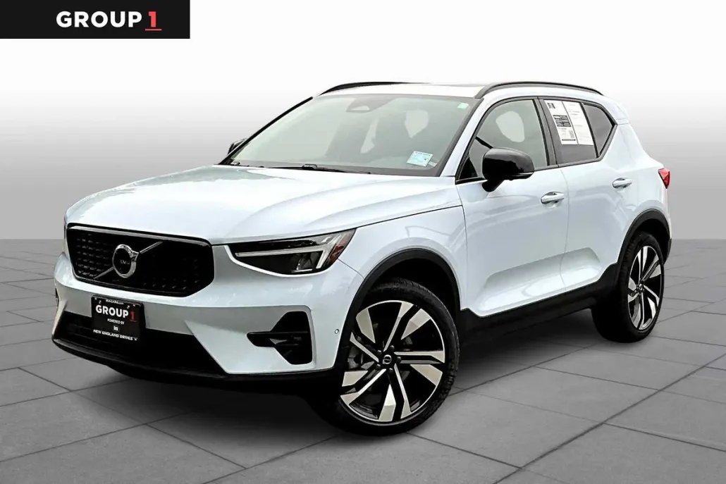 2024 Volvo XC40 Plus photo 1