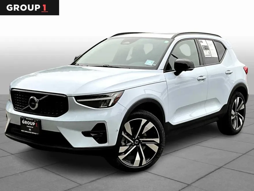 2024 Volvo XC40 Plus photo 1